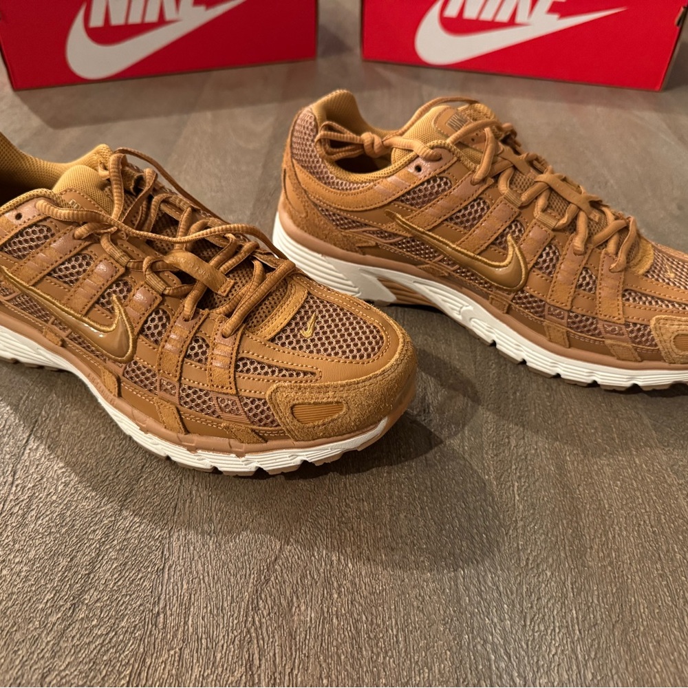 Nike Men's Tan Sneakers